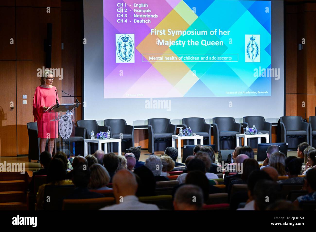 Brüssel, Freitag, 24. Juni 2022. Königin Mathilde von Belgien hält eine Rede während des ersten „Symposiums ihrer Majestät der Königin“, das der psychischen Gesundheit von Kindern und Jugendlichen gewidmet ist und von den Königlichen Akademien der Medizin Belgiens in Anwesenheit der Königin in Brüssel organisiert wird, Freitag, 24. Juni 2022. BELGA FOTO LAURIE DIEFFEMBACQ Stockfoto