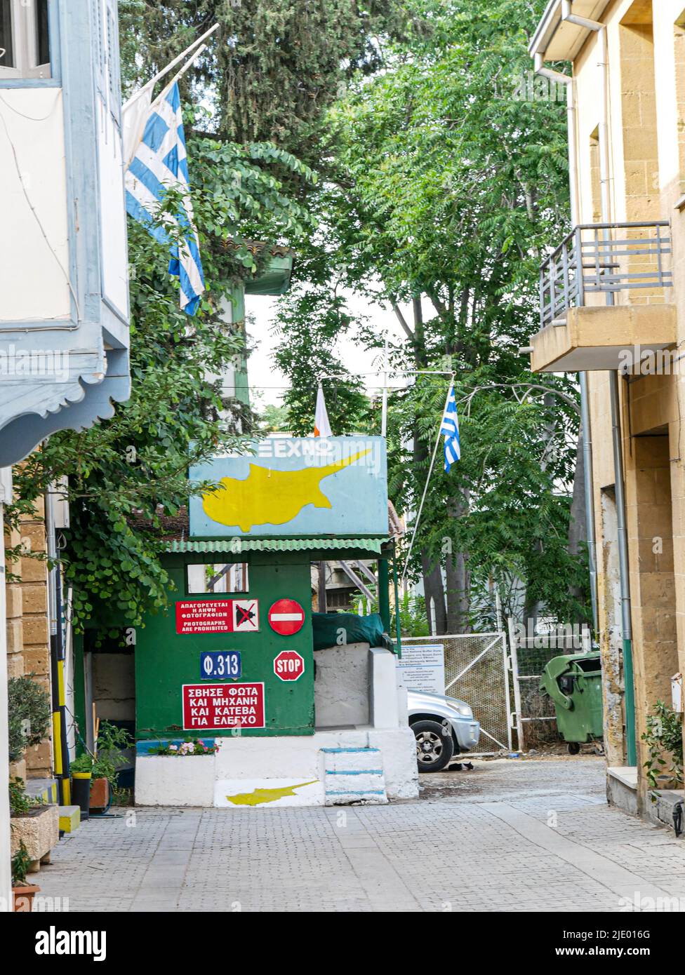 Grenzposten mit griechischer und griechisch-zypriotischer Symbolik entlang der UN-Pufferzone in Nikosia, Zypern Stockfoto