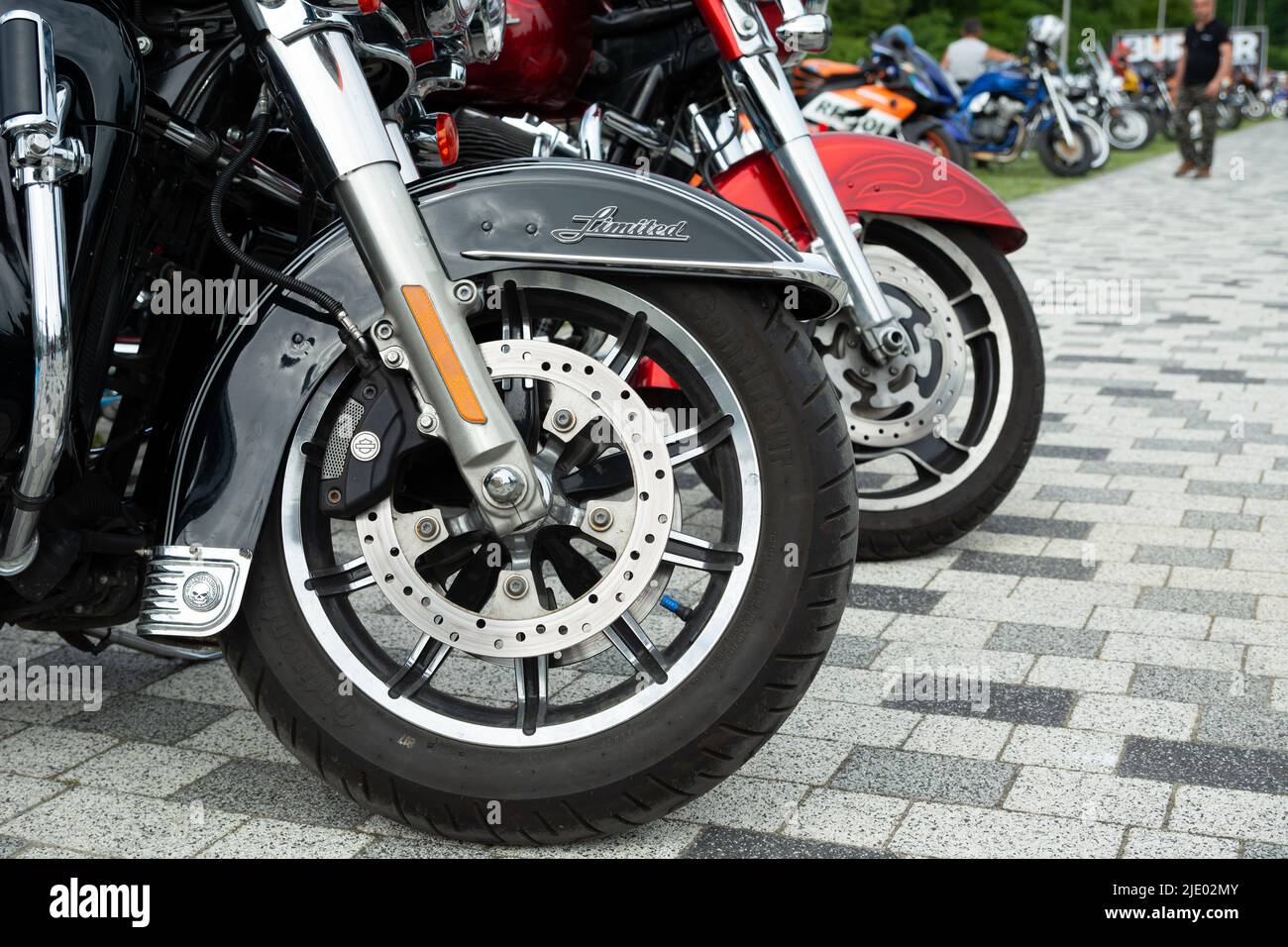 Chelm, Lubelskie, Polen - 18. Juni 2022: Motorrad-Ausstellung in Chelm auf der MotoKropla 2022, Motorrad-Festival Stockfoto