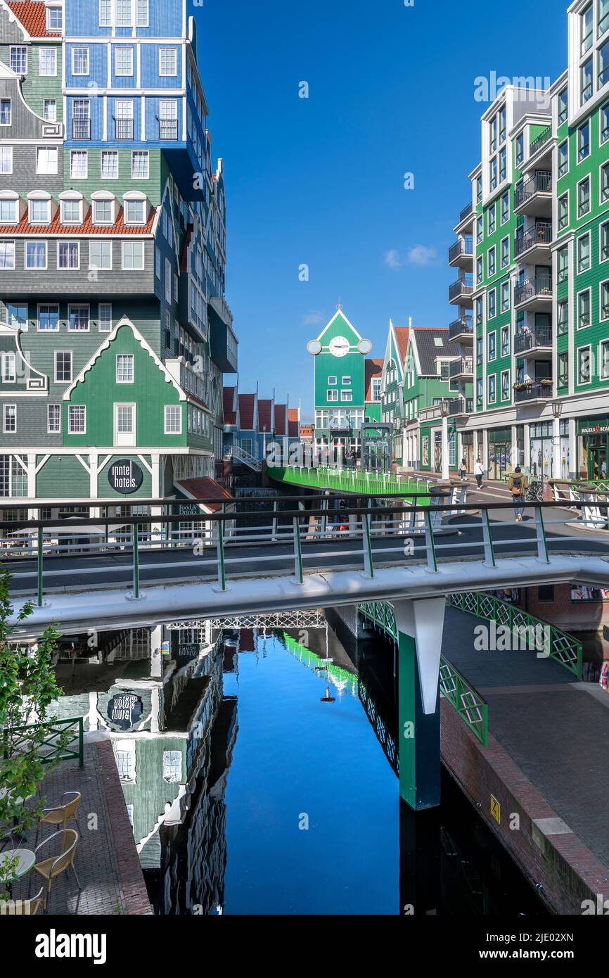 Das Stadtzentrum von Zaandam nordwestlich von Amsterdam, Niederlande. Postmoderne Gebäude werden neu gestaltet und als Fusion Architecture bezeichnet. Stockfoto