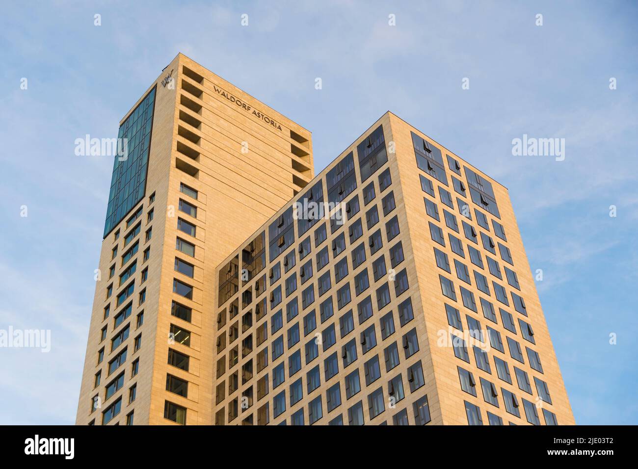 Berlin, Deutschland, Juni 2022, zur Veranschaulichung Editorial: Blick auf den Wolkenkratzer des Waldorf Astoria Hotels in Berlin Stockfoto