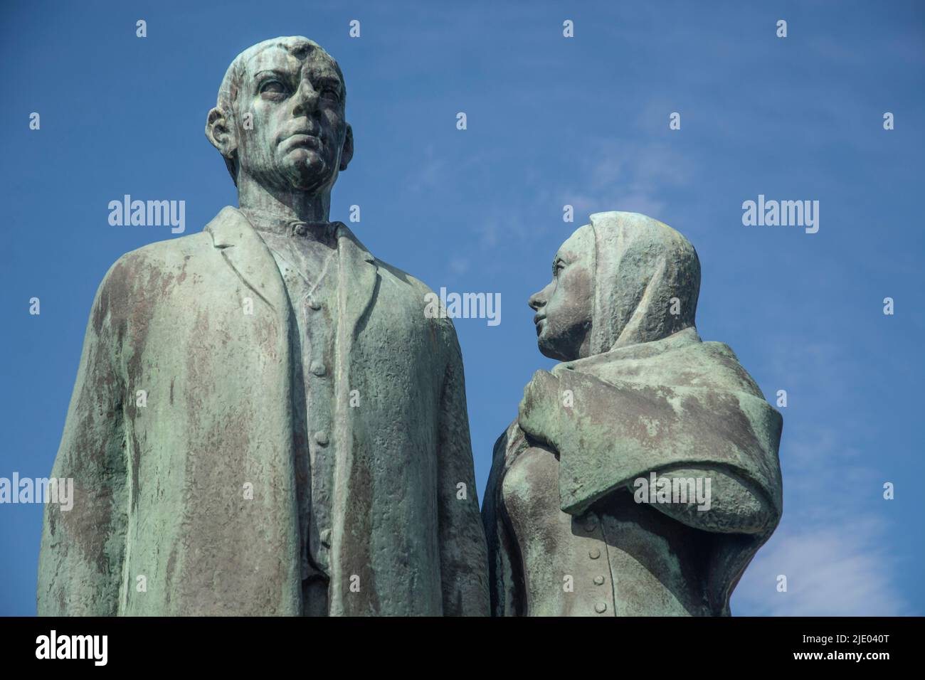 Emigration Monument, Bronzeskulptur, Familie Emigration nach Nordamerika im 19.. Jahrhundert. Mann blickt nach vorne, Frau blickt zurück, Bildhauer Axel Stockfoto