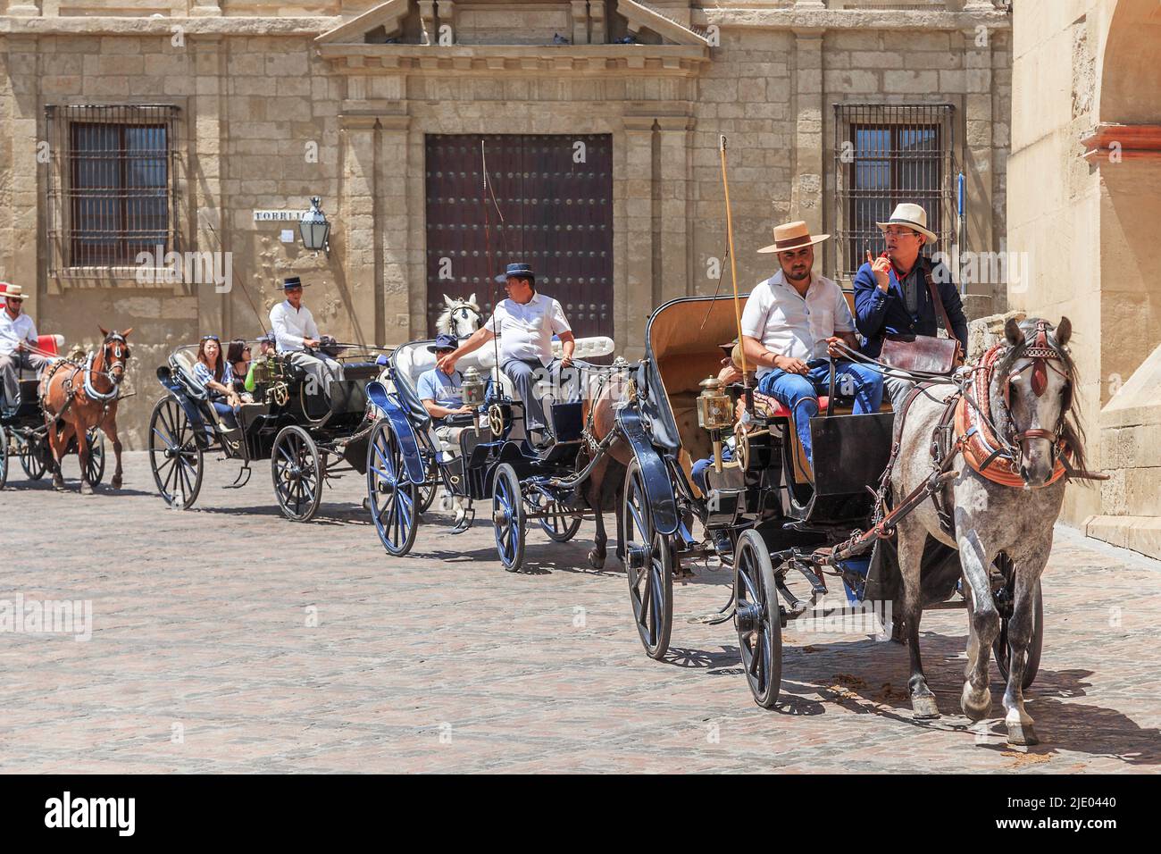 CORDOBA, SPANIEN - 23. MAI 2017: Es gibt eine Retro-Pferdekutschen mit Touristen auf einer Tour durch die Stadt. Stockfoto