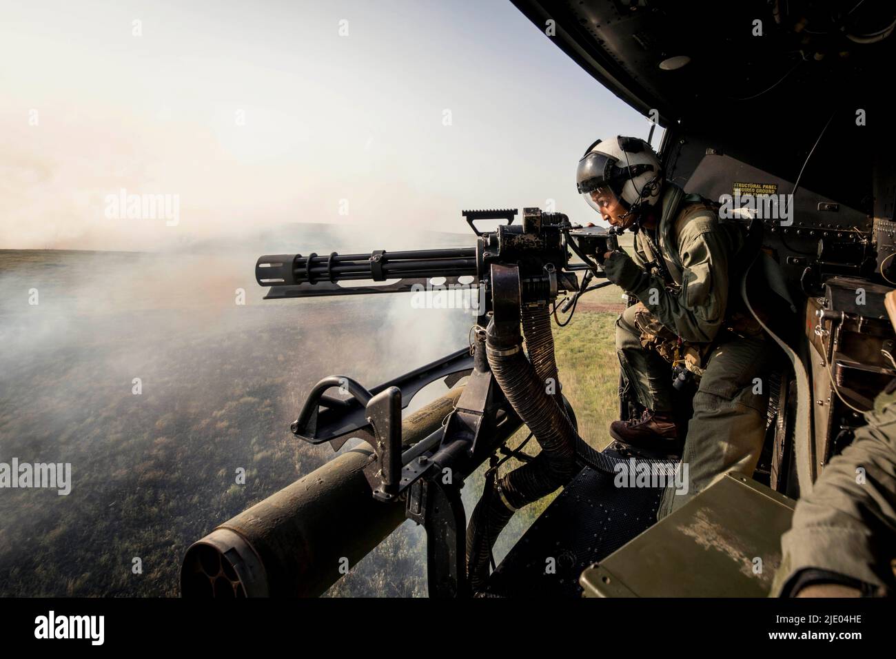 Salina, Kansas, USA. 17.. Juni 2022. Cpl. Monica Pomales, eine Crew-Chefin mit Marine Light Attack Helicopter Squadron (HMLA) 773 Detachment A, 4. Marine Aircraft Wing, aus Deerfield Beach, Florida, führt während des Trainings Gunslinger 22 in Smoky Hill Range, Kansas, am 17. Juni 2022 Live-Feuerschießübungen in einem UH-1Y Venom durch. Übung Gunslinger 22 ist eine gemeinsame Übung mit der Kansas Air National Guard und dem U.S. Marine Corps, die darauf ausgelegt ist, die Kontrolle über Flugzeuge zu erhöhen und die Ausbildung für potenzielle reale Eventualitäten zu verbessern. Quelle: U.S. Marine/ZUMA Press Wire Service/ZUMAPRESS.com/Alamy Live News Stockfoto