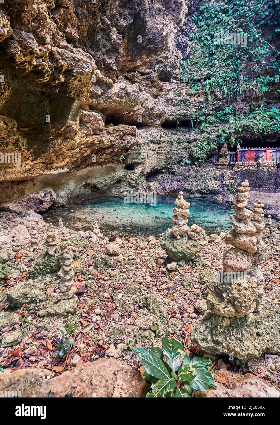 Steintürme um einen natürlichen Pool auf der Insel Nusa Penida, Indonesien Stockfoto