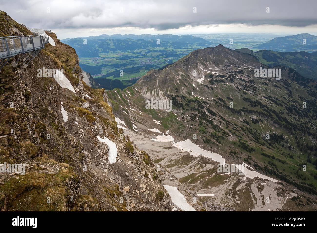 Blick vom Gipfel des Nebelhorns ins Illertal und auf den Entschenkopf, Oberstdorf, die Allgäuer Alpen, Oberallgäu, Allgäu, Bayern, Deutschland Stockfoto