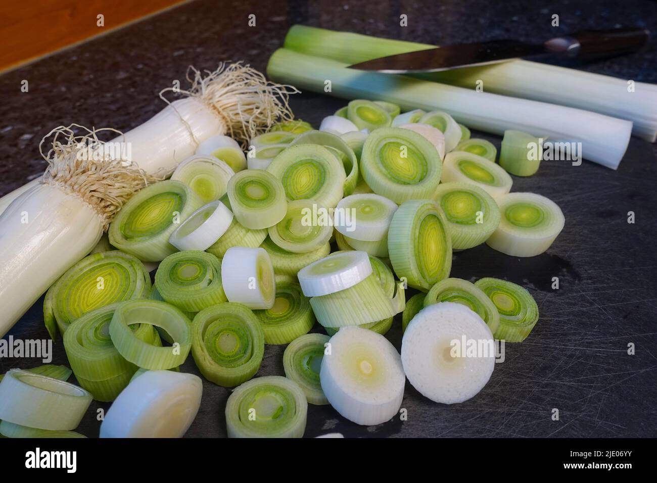 Schwäbische Küche, Zubereitung herzhafter Ofenschieber mit Lauch, Schneiden von Lauch, Gemüse, vegetarisch, gesund, Mit Speiseresten, salzigen Hauptgericht, Backen Stockfoto