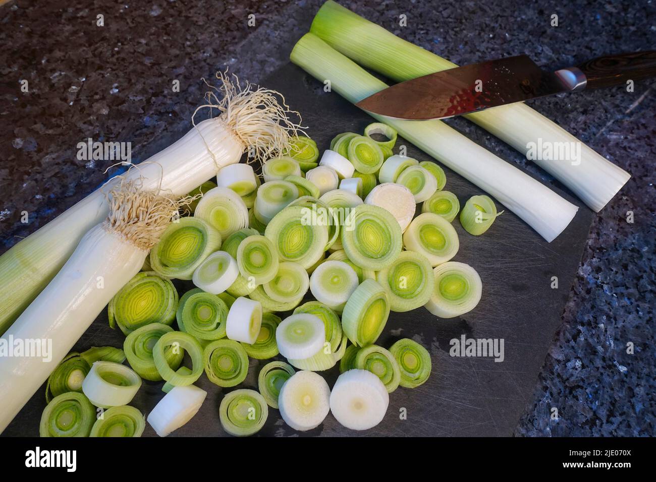 Schwäbische Küche, Zubereitung herzhafter Ofenschieber mit Lauch, Schneiden von Lauch, Gemüse, vegetarisch, gesund, Mit Speiseresten, salzigen Hauptgericht, Backen Stockfoto