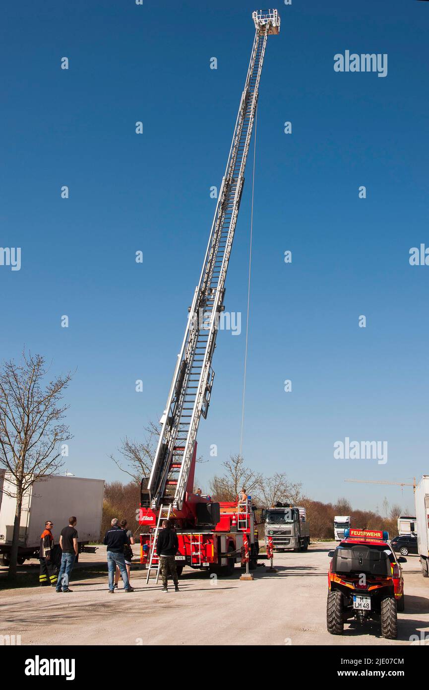 Drehleiter mit Rettungskäfig der Münchner Feuerwehr, voll ausgefahren, Übung, Universitätsgelände der Technischen Universität München Stockfoto