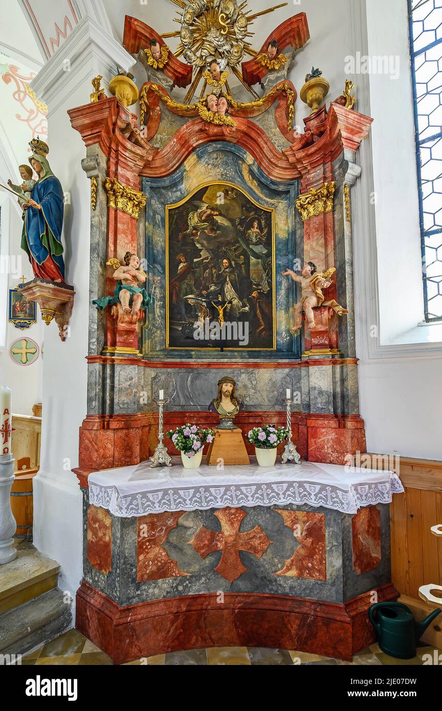 Seitenaltar, Kapelle der Himmelfahrt in Kranzegg, Allgäu, Bayern, Deutschland Stockfoto