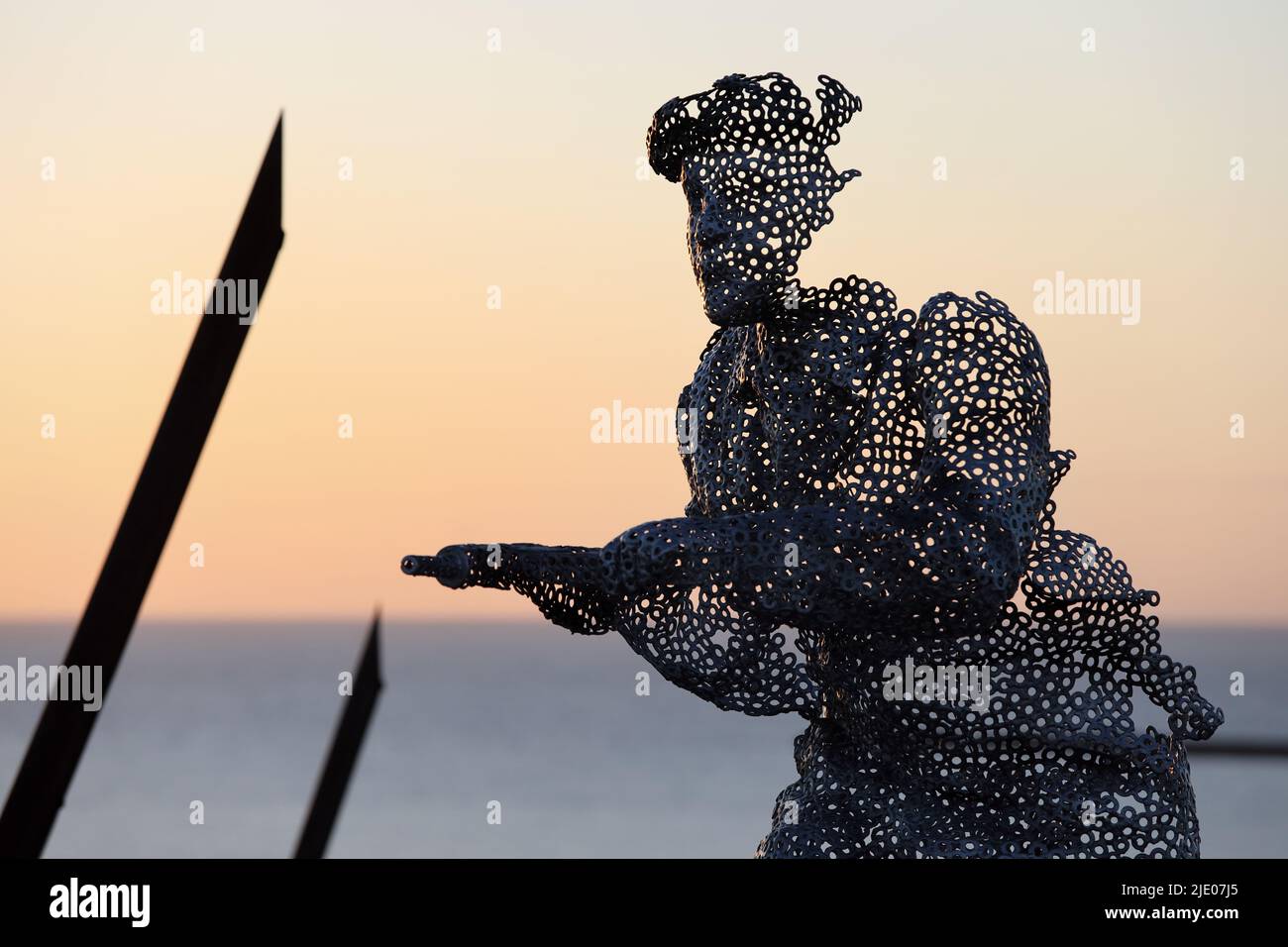 Lebensgroße skulpturale Figur im D-Day 75 Garden in Arromanches-les-Bains, Frankreich bei Sonnenuntergang. Die Installation wurde zuerst von John Everiss für erstellt Stockfoto