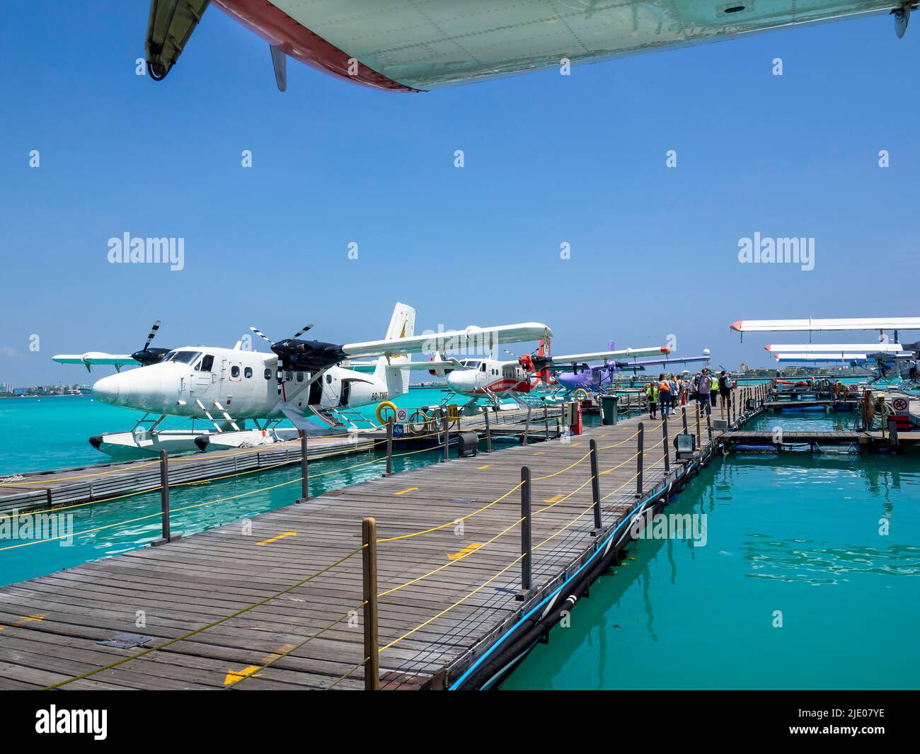 Ponton mit Wasserflugzeugen, De Havilland Canada DHC-6 300 Twin Otter, Male International Airport, Hulhule, Malediven Stockfoto