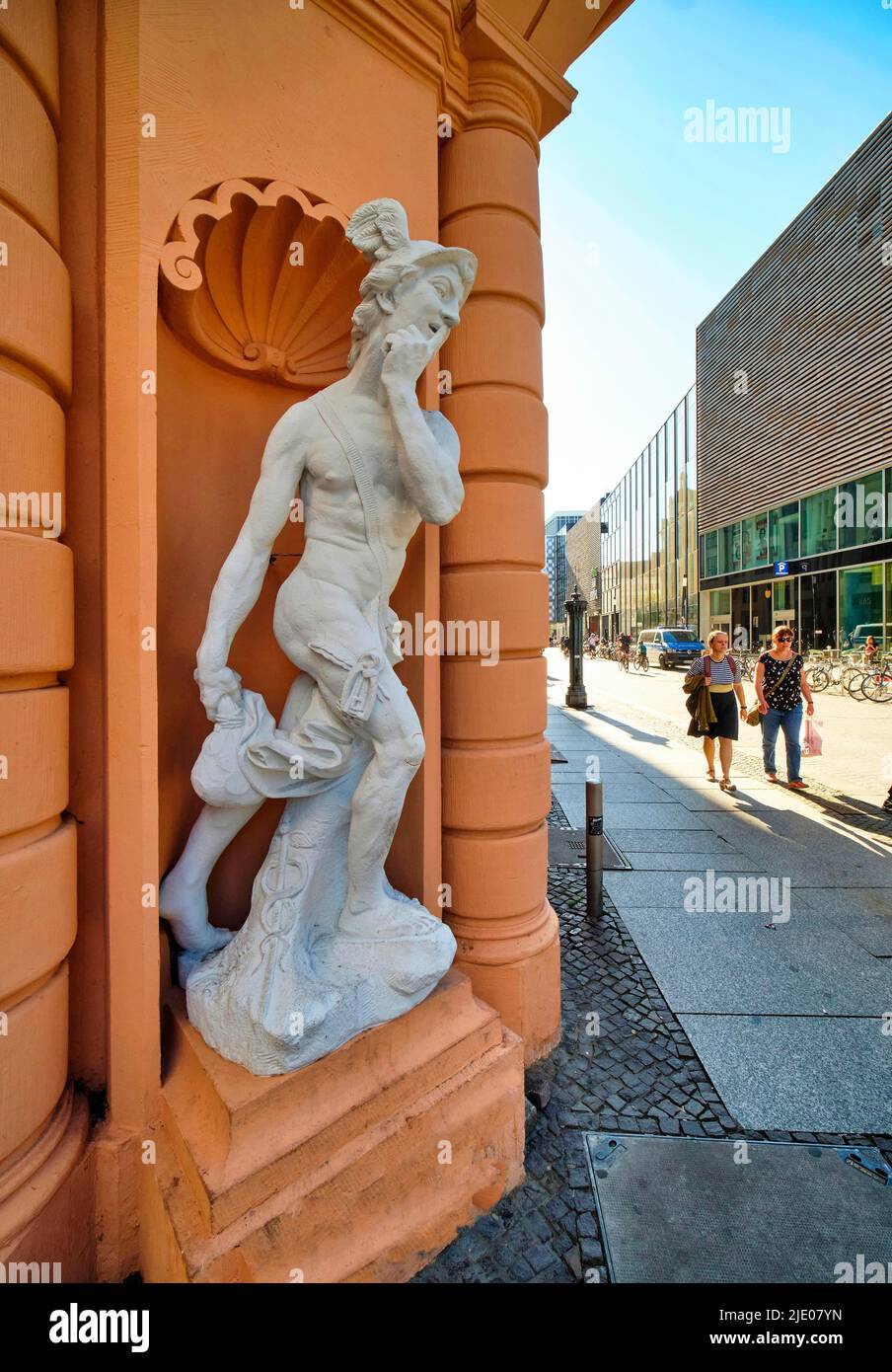 Statue des Hermes, schutzgottes der Reisenden und Kaufleute, Romanushaus, Leipzig, Sachsen, Deutschland Stockfoto