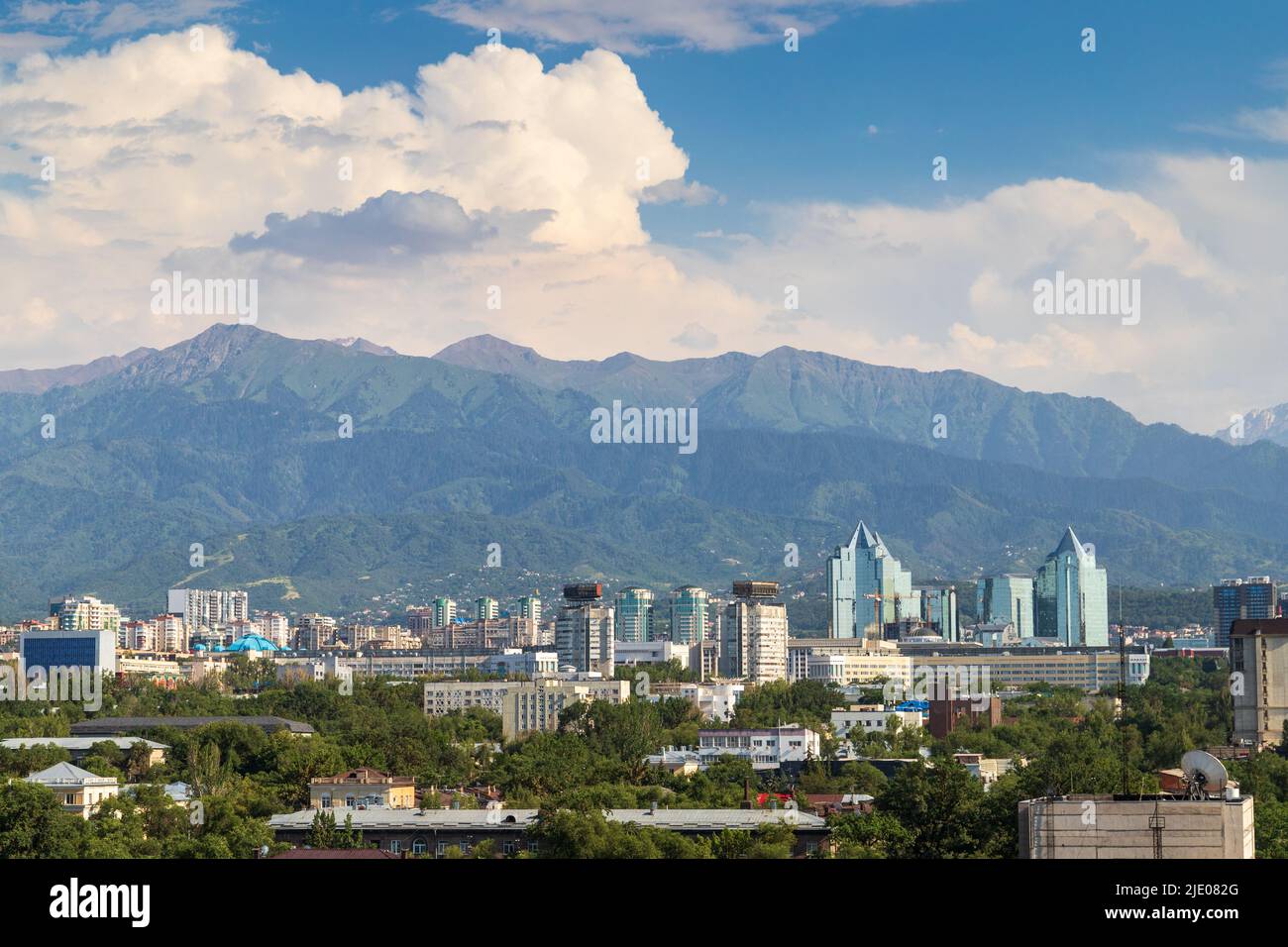 Dichte Entwicklung des Stadtzentrums von Almaty mit neuen Gebäuden. Almaty, Kasachstan - 02. Juli 2021 Stockfoto