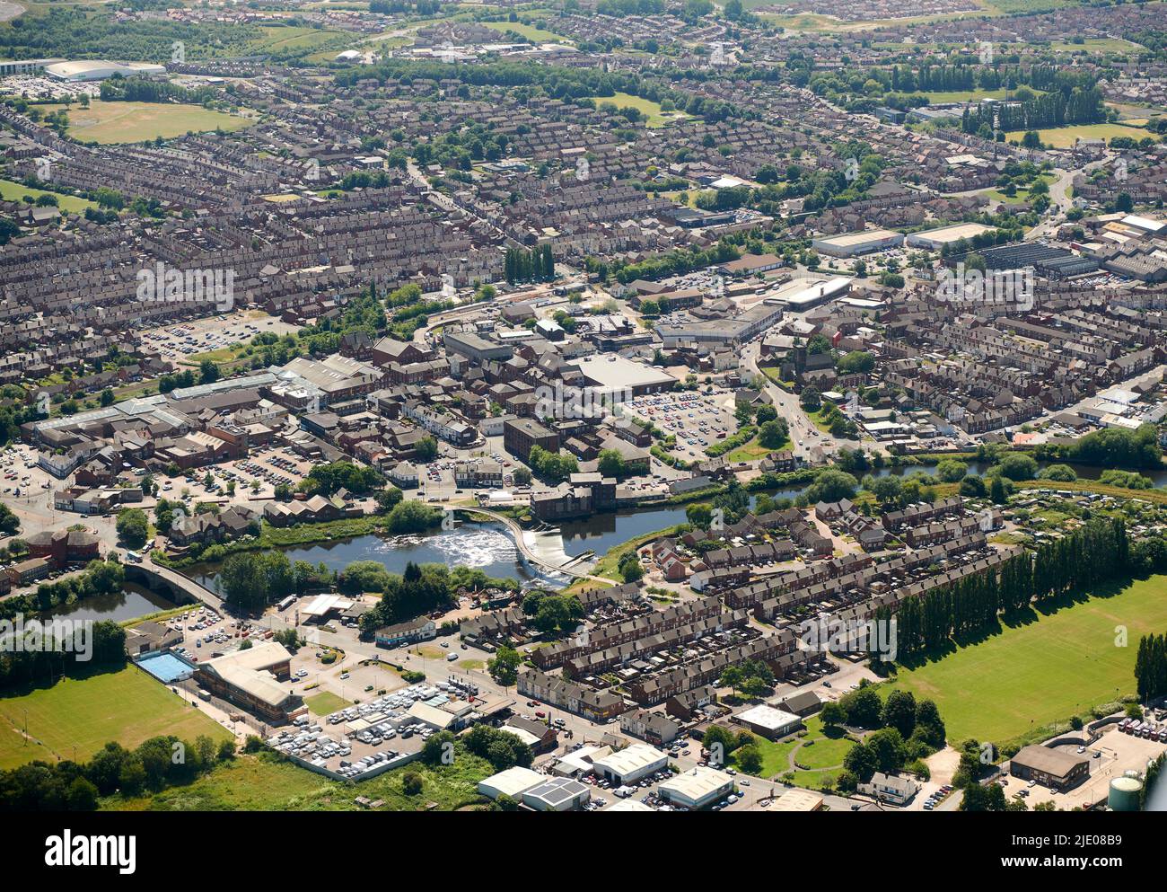 Eine Luftaufnahme von castleford, West Yorkshire, Nordengland, Großbritannien, zeigt den Fluss Aire und neue Wohnsiedlungen Stockfoto