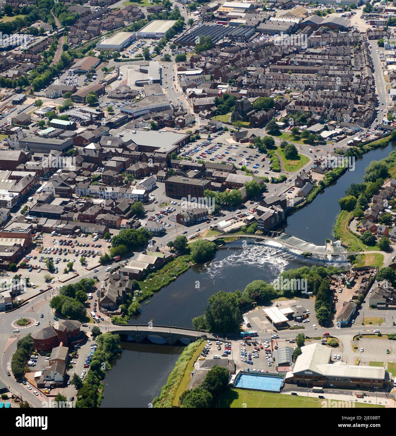 Eine Luftaufnahme von castleford, West Yorkshire, Nordengland, Großbritannien, zeigt den Fluss Aire und neue Wohnsiedlungen Stockfoto