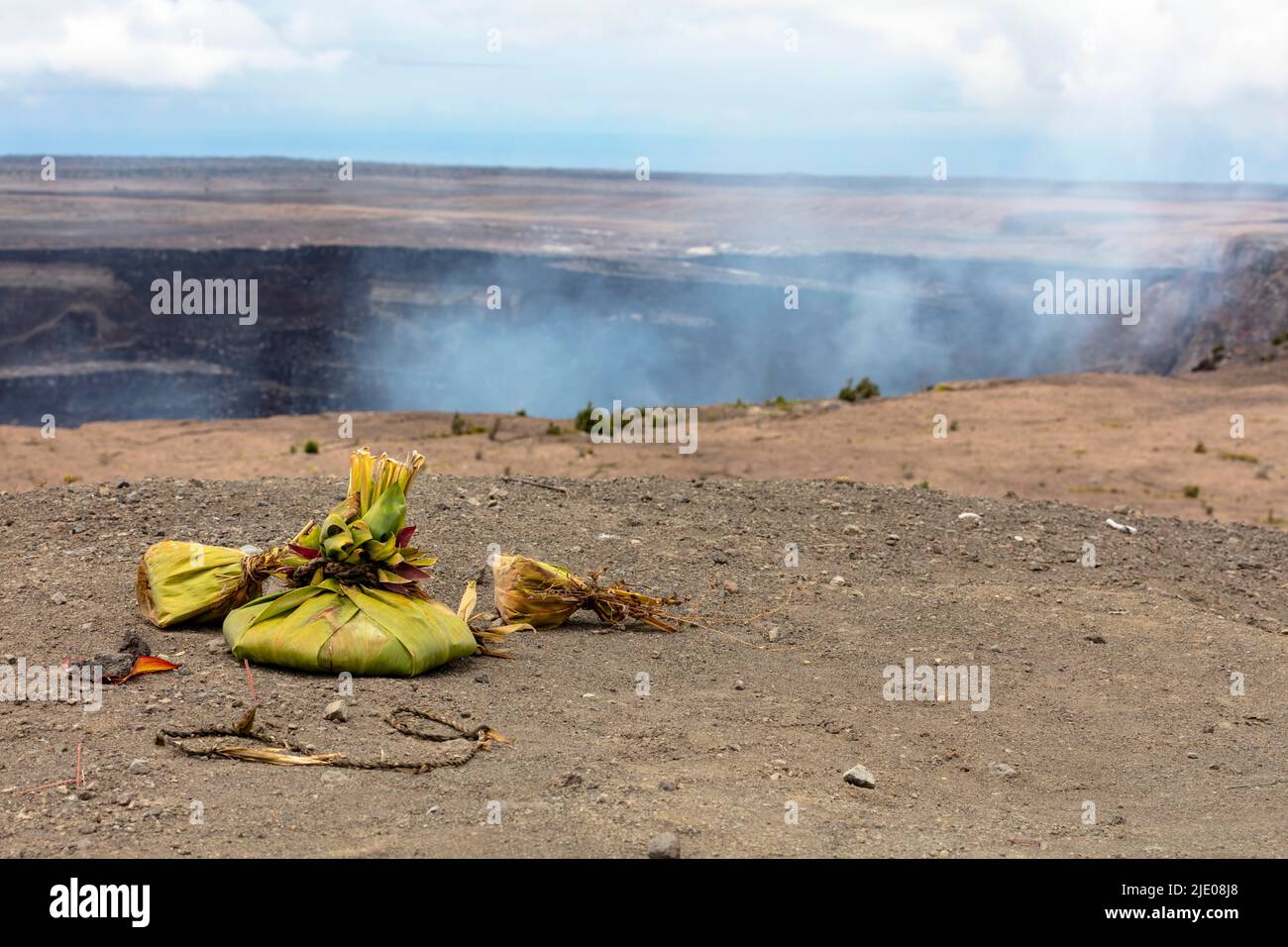 Angebot an die Vulkangöttin Pele, Uekahuna, Kilauea Caldera, Hawai'i Volcanoes National Park, Big Island, Hawaii, USA Stockfoto