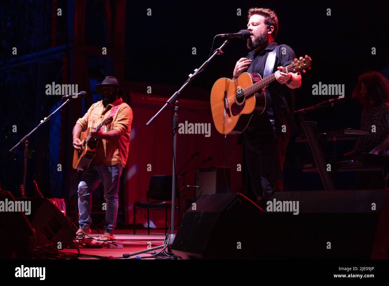 Jeremy Marou und Tom Busby von der australischen Band Busby Marou spielen live auf der Bühne in Australien 2022 Stockfoto