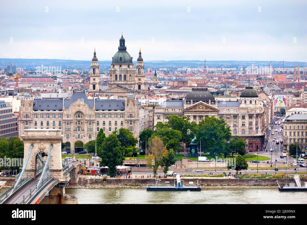 Budapest, Ungarn - 22 2018. Juni: Blick auf die Széchenyi Kettenbrücke, den Gresham Palast, das Innenministerium und die St.-Stephans-Basilika. Stockfoto