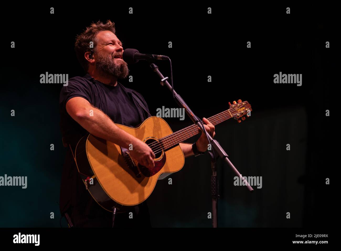 Jeremy Marou und Tom Busby von der australischen Band Busby Marou spielen live auf der Bühne in Australien 2022 Stockfoto