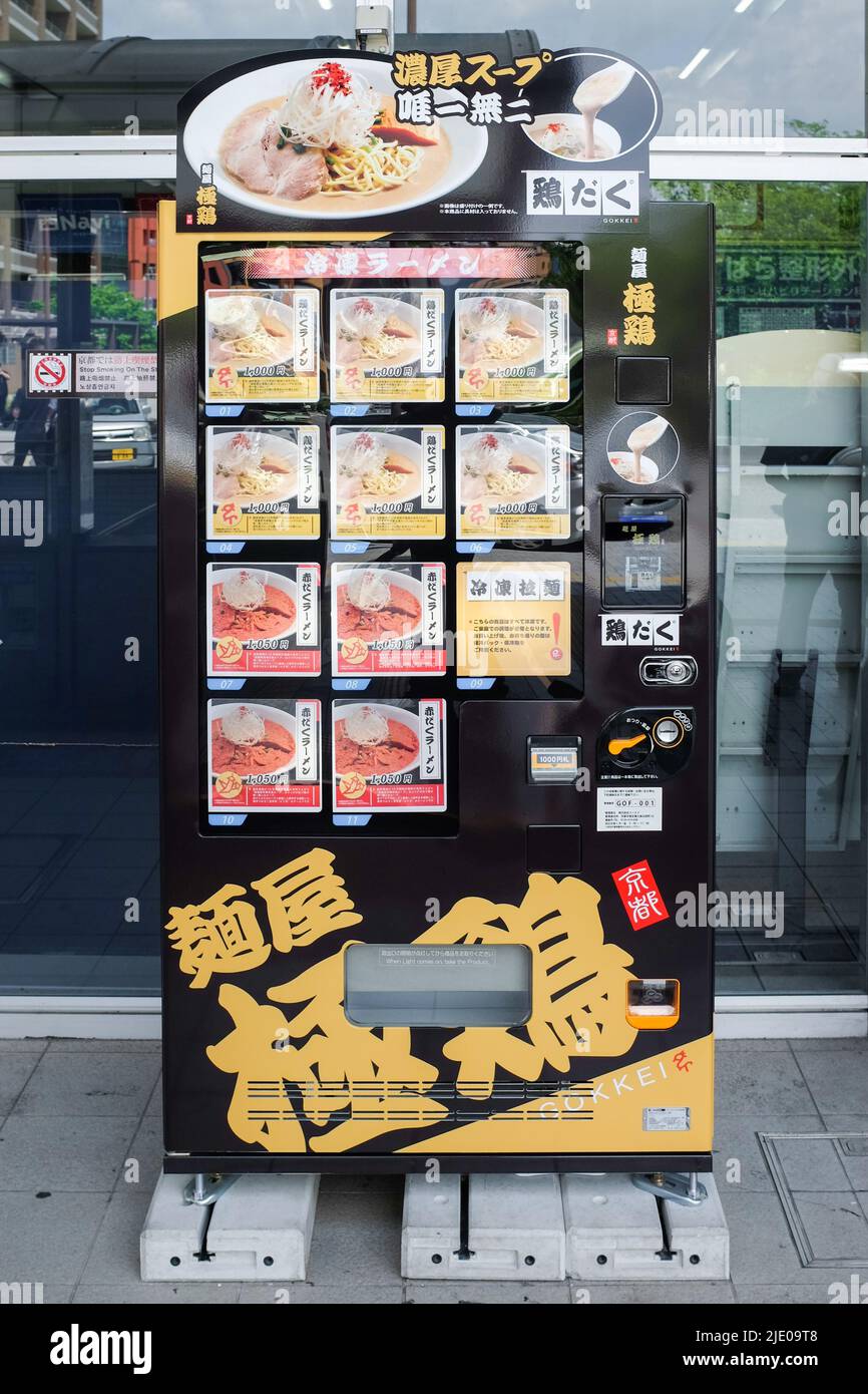 Ein Verkaufsautomat, der Instant Ramen in Kyoto, Japan verkauft. Stockfoto
