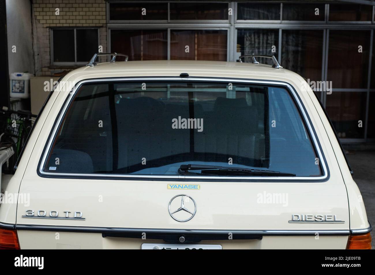 Ein Diesel-Mercedes-Auto in Japan, das den Weltdiesel auf dem Rücken enthält. Stockfoto