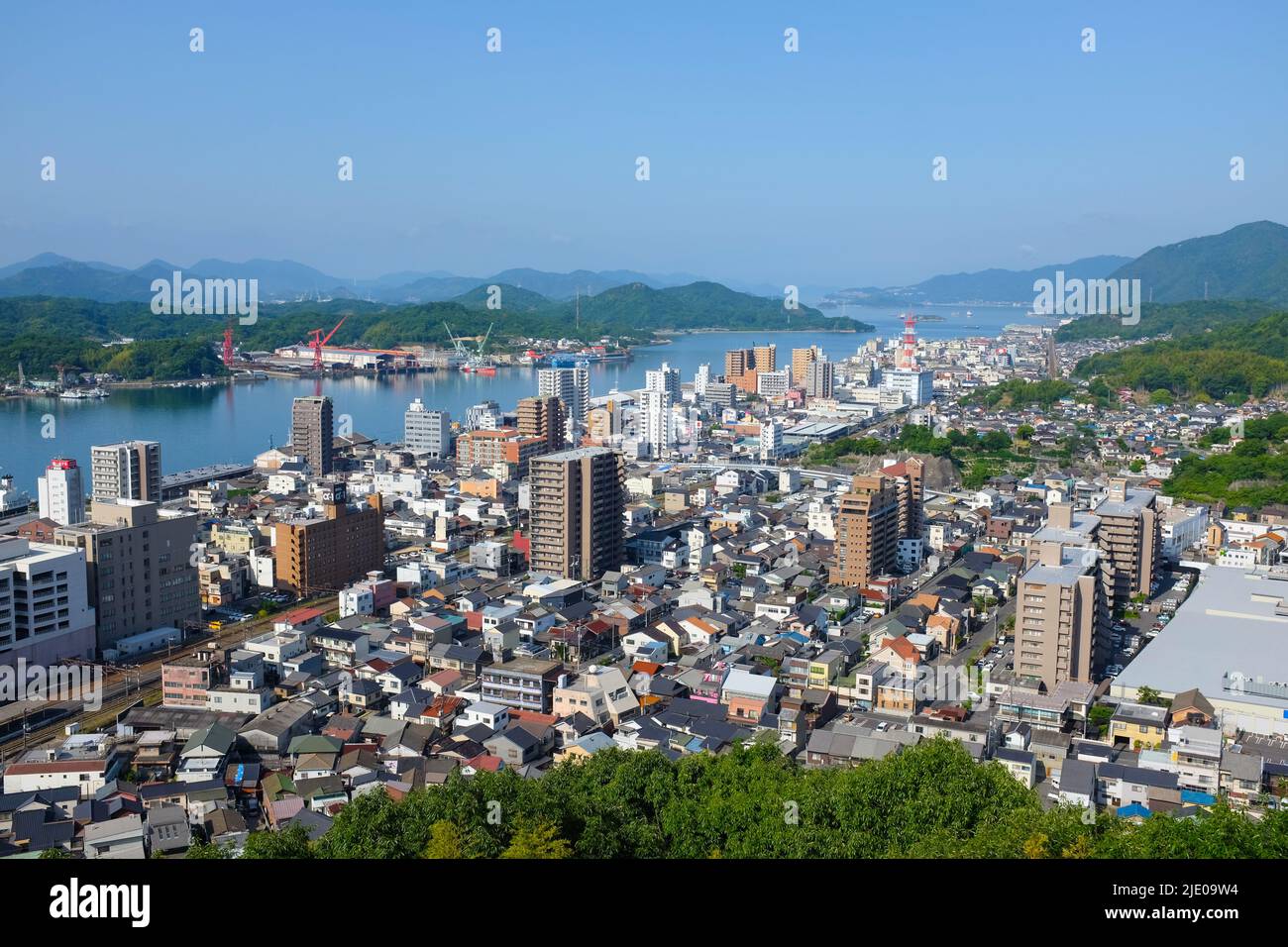 Die Hafenstadt Onomichi in der Präfektur Hiroshima, Japan. Die Stadt ist Start/Ziel der Shimanami Kaido-Radroute zwischen Honshu und Shikoku. Stockfoto