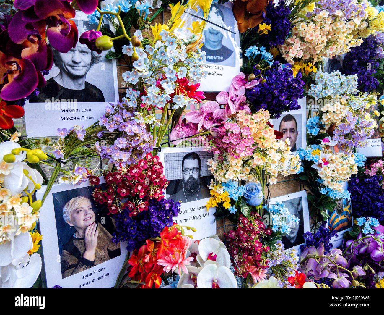 Lviv, Ukraine. Gedenkmauer zur Erinnerung an die Opfer des Krieges, der durch die russische Invasion in das Land verursacht wurde. Stockfoto