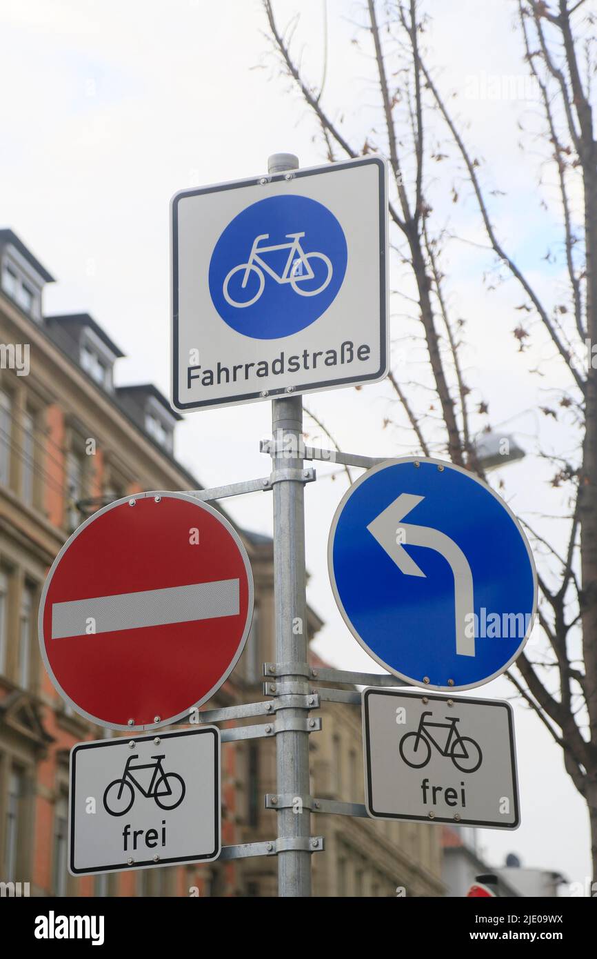 Beschilderung und Markierung der Fahrradstraße Tübingen Straße im Stadtzentrum von Stuttgart, Baden-Württemberg Stockfoto