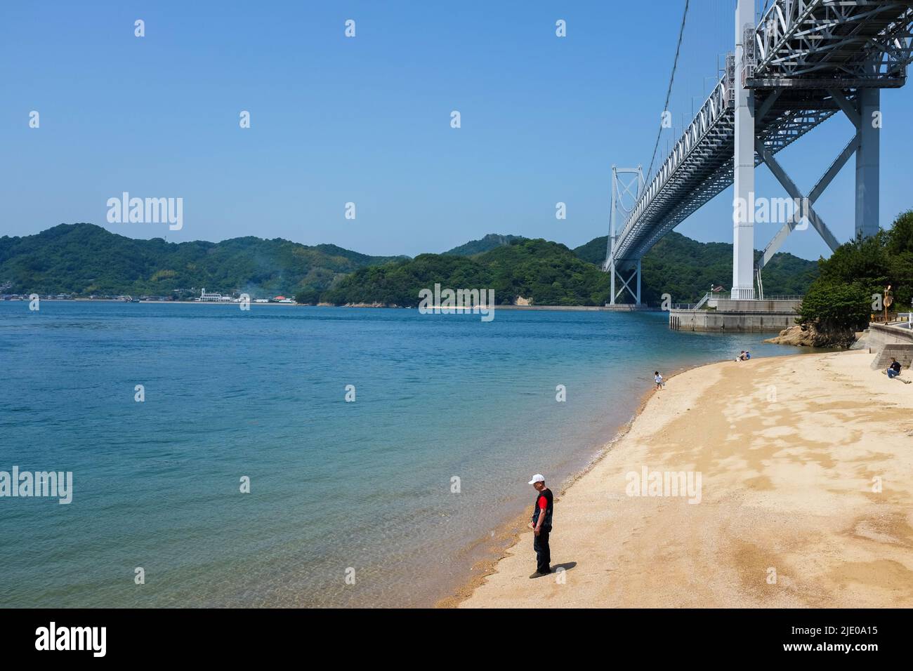 Innoshima-Brücke zwischen der Insel Mukai (Mukaishima) und der Insel Inno (Innoshima) im japanischen Binnenmeer. Stockfoto