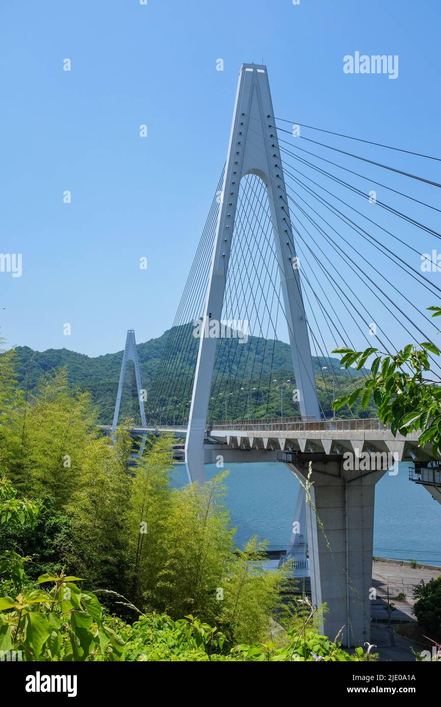 Ikuchi-Brücke, die die Innoshima-Insel mit der Ikuchi-Insel im japanischen Binnenmeer verbindet (Seto Naikai). Stockfoto