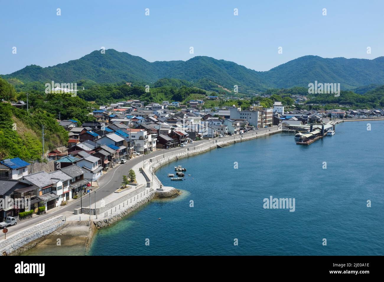Die Stadt Setodacho-setoda auf der Insel Ikuchi (Ikuchijima) im japanischen Binnenmeer (Seto Naikai). Stockfoto
