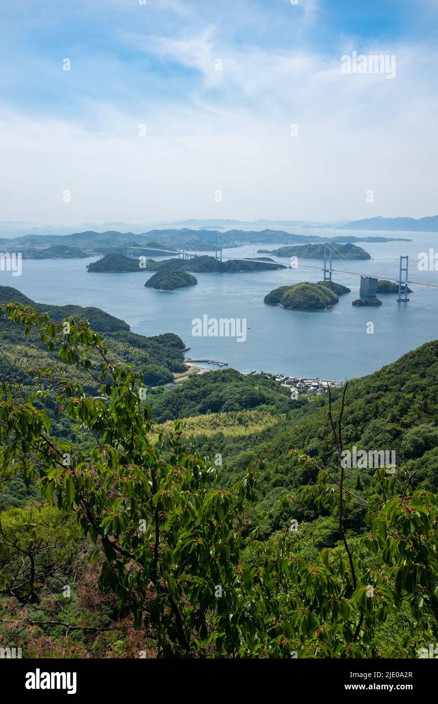 Blick auf die japanische Kurushima-Kaikyō-Brücke, die die Insel Ōshima mit Shikoku verbindet. Die Brücke führt über das Binnenmeer (Seto Naikai). Stockfoto
