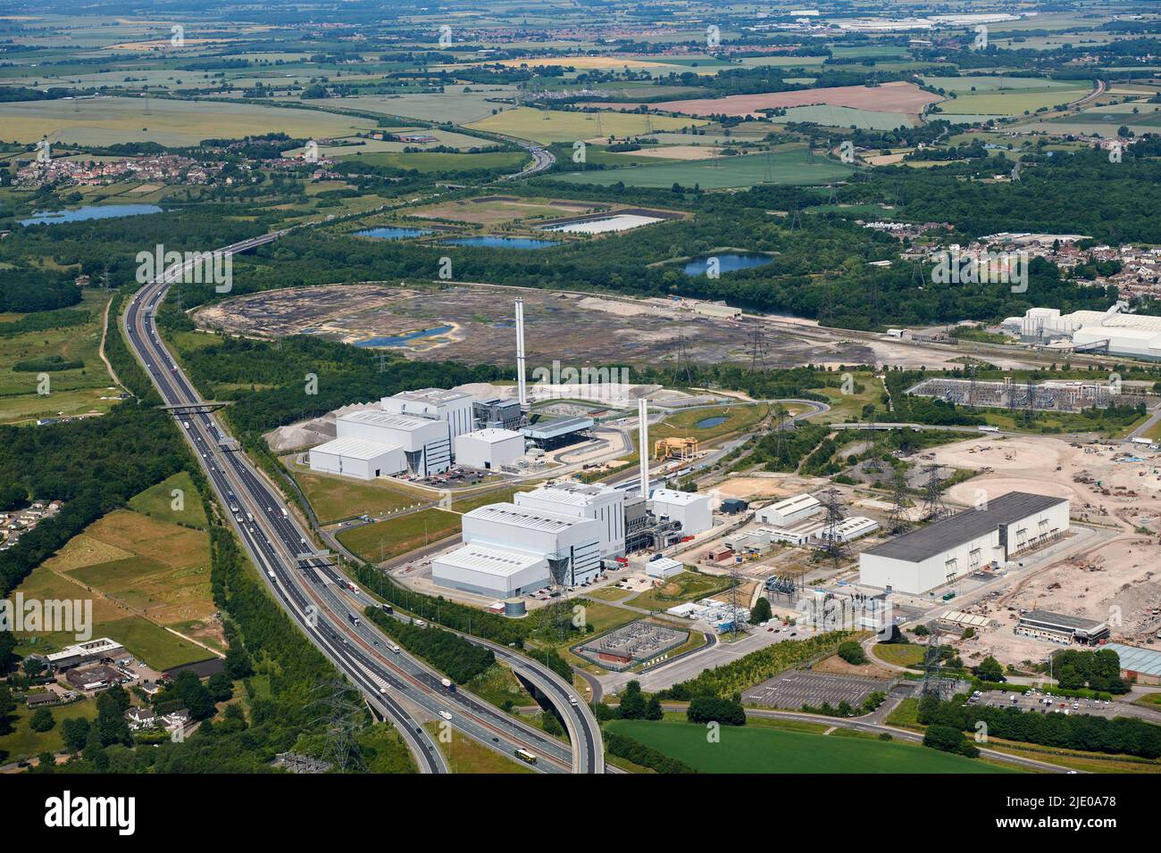 Eine Seitenansicht des ehemaligen Kraftwerksstandorts Ferrybridge C, neben der Autobahn A1, zeigt die neuen Mehrbrennstoffkraftwerke in West Yorkshire, Großbritannien Stockfoto