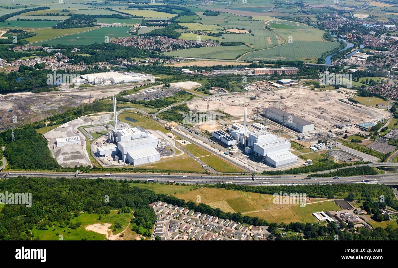 Eine Seitenansicht des ehemaligen Kraftwerksstandorts Ferrybridge C, neben der Autobahn A1, zeigt die neuen Mehrbrennstoffkraftwerke in West Yorkshire, Großbritannien Stockfoto