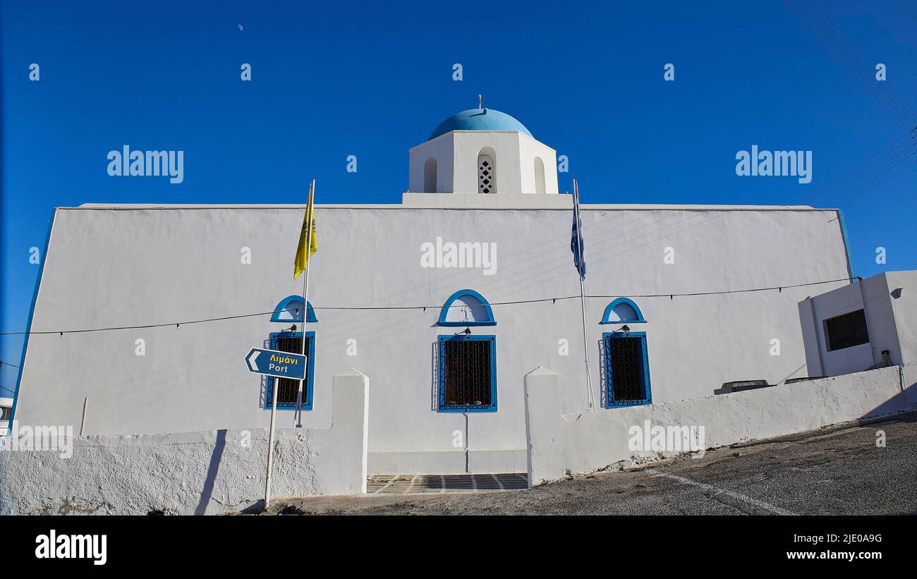 Kirche von Agios Haralambos, blau und weiß, sechseckiger blauer und weißer Glockenturm, Fahnen, blauer Himmel, Adamantas, Milos Island, Kykladen, Griechenland Stockfoto