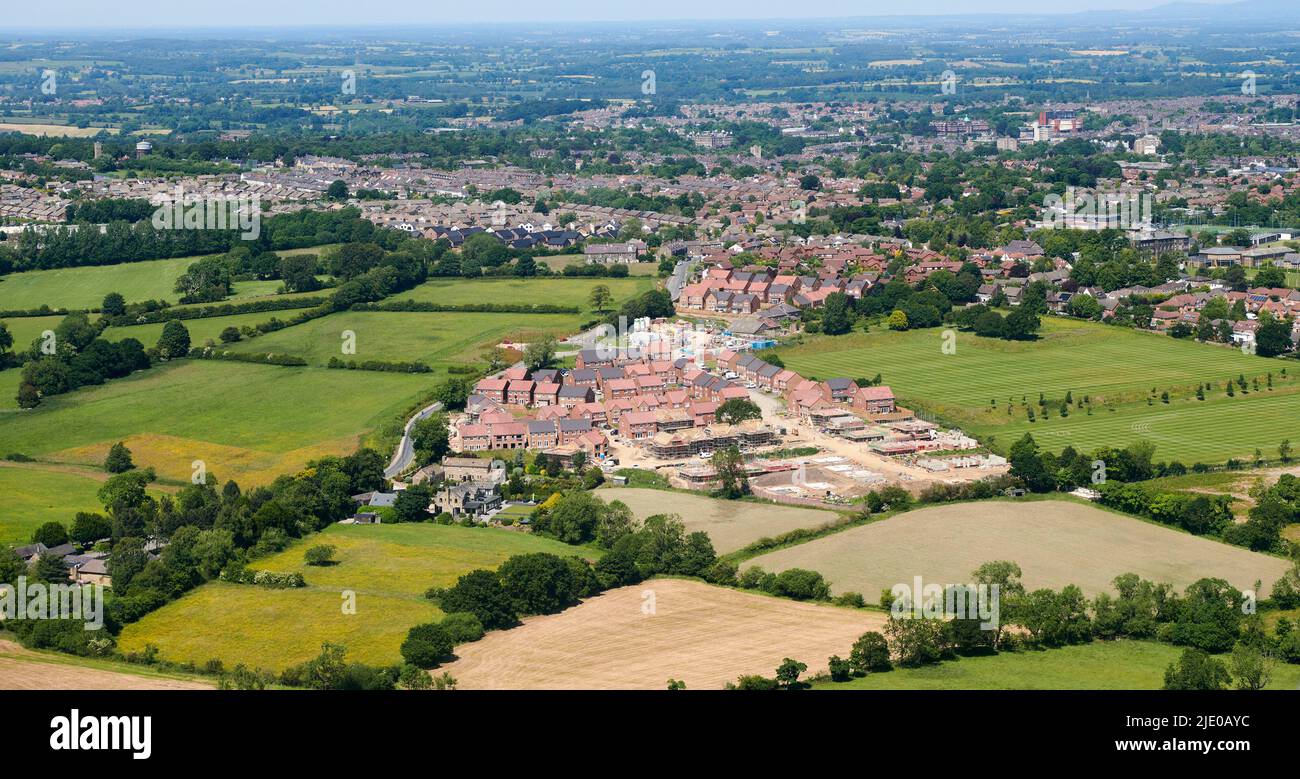 Eine Luftaufnahme des neuen Hausgebäudes auf der Westseite von Harrogate, North Yorkshire, Nordengland, Großbritannien Stockfoto