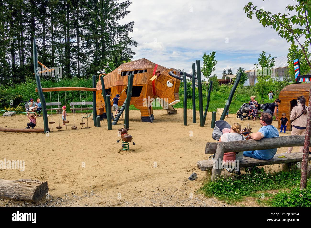 Kinderspielplatz mit Holzbulle, Centre Parcs, Park bei Leutkirch, Allgäu, Baden-Württemberg, Deutschland Stockfoto