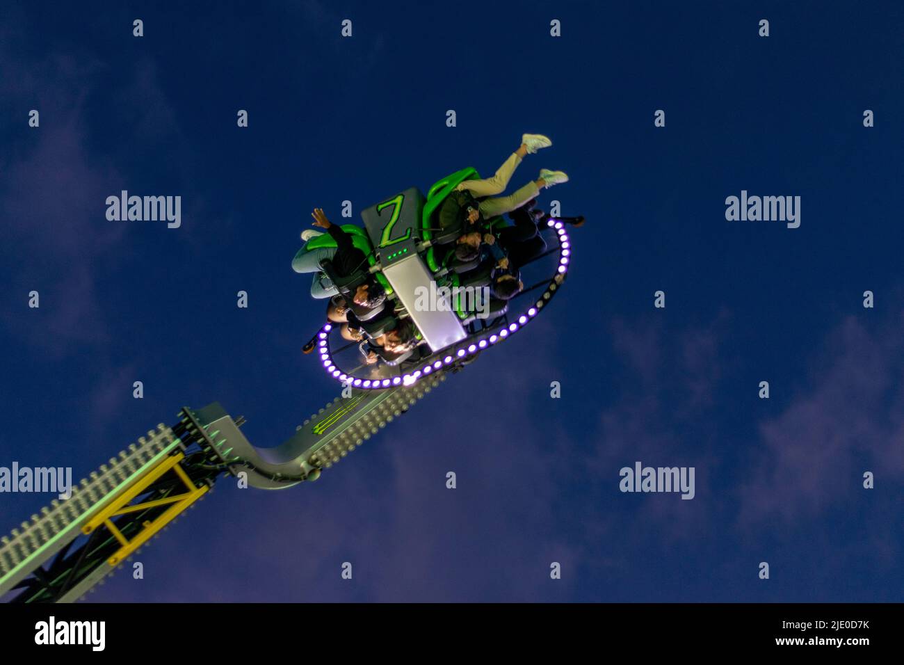 Spaß auf beliebten Sommermessen, extreme Unterhaltung bei beliebten Veranstaltungen mit großem Publikum. Oben am Himmel, g Kräfte und Unterhaltung, schnelle Bewegung. Stockfoto