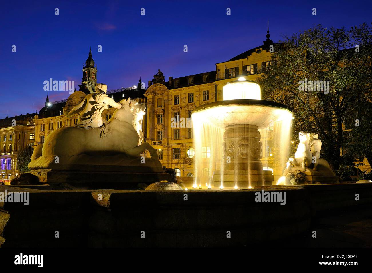 Wittelsbacher Brunnen am Lenbachplatz, abends beleuchtet, München, Bayern, Deutschland Stockfoto