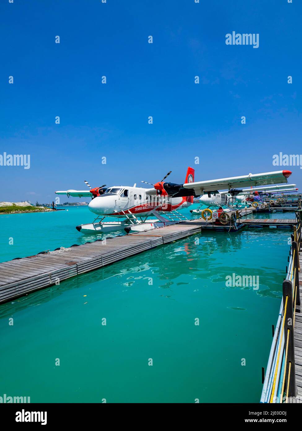 Ponton mit Wasserflugzeugen, De Havilland Canada DHC-6 300 Twin Otter, Male International Airport, Hulhule, Malediven Stockfoto