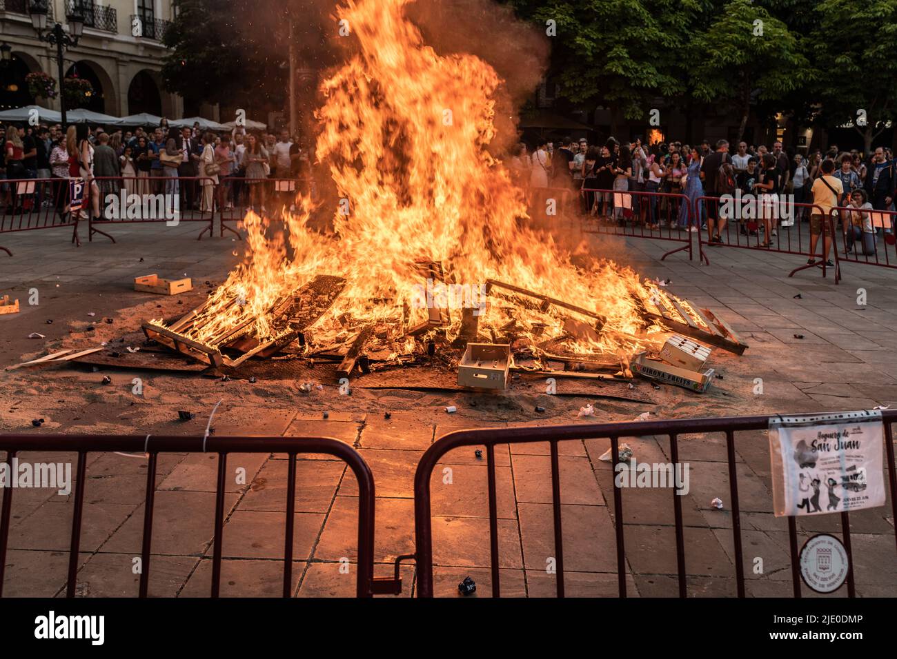 Nacht von San Juan, Logroño, La Jia, Spanien, 23. Juni, 2022. Feier der Lagerfeuer auf dem Marktplatz von Logroño nach der Pandemie von Covid. Stockfoto