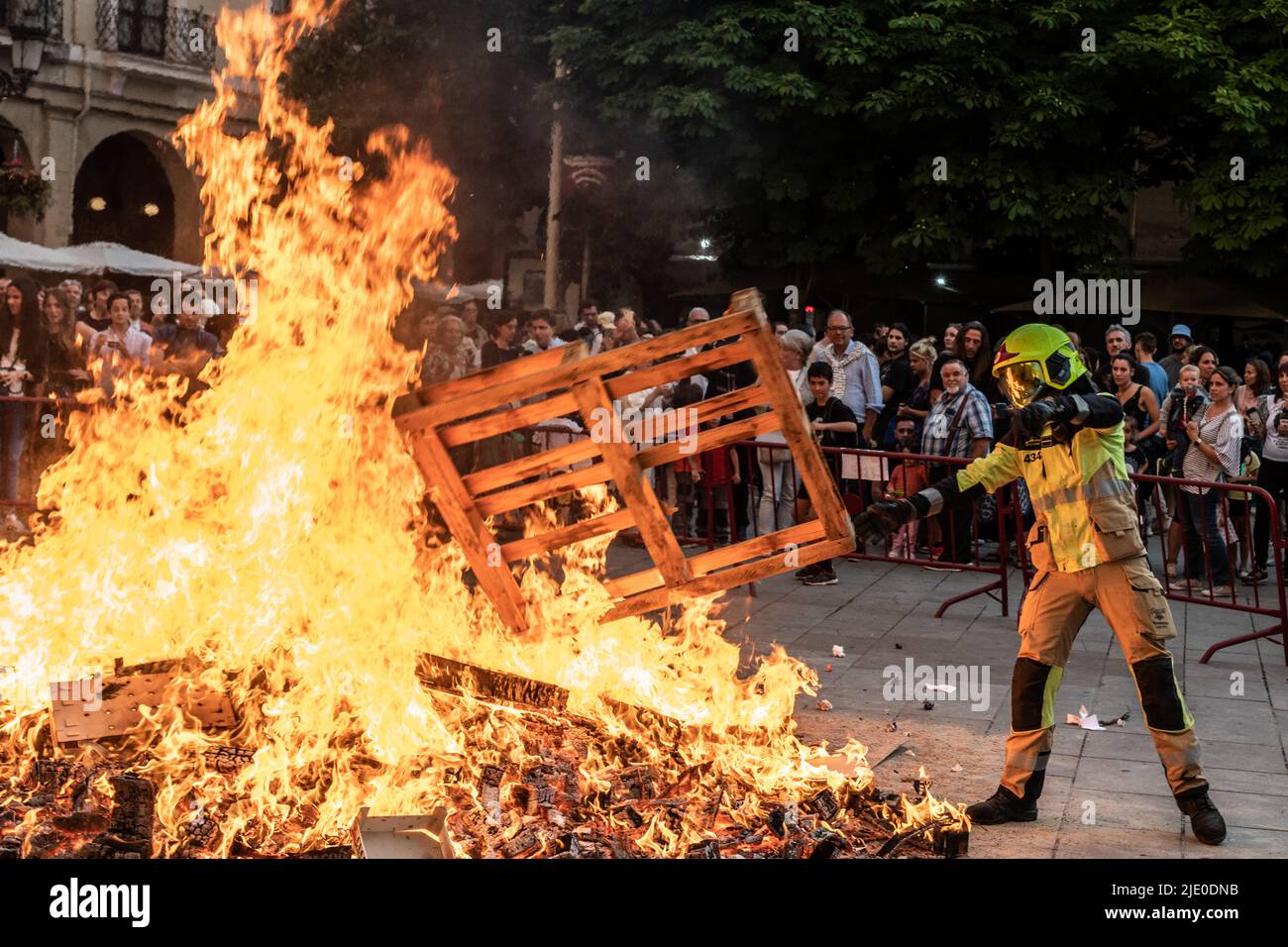 Nacht von San Juan, Logroño, La Jia, Spanien, 23. Juni, 2022. Feier der Lagerfeuer auf dem Marktplatz von Logroño nach der Pandemie von Covid. Stockfoto