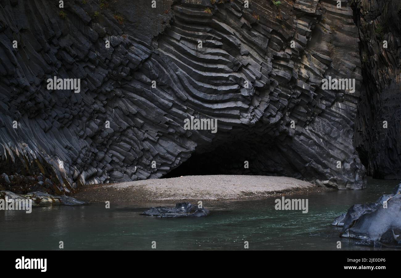 Strand, Lavagestein im Flusspark Gole dell' Alcantara, Alcantara-Schlucht, Sizilien, Italien, Europa Stockfoto