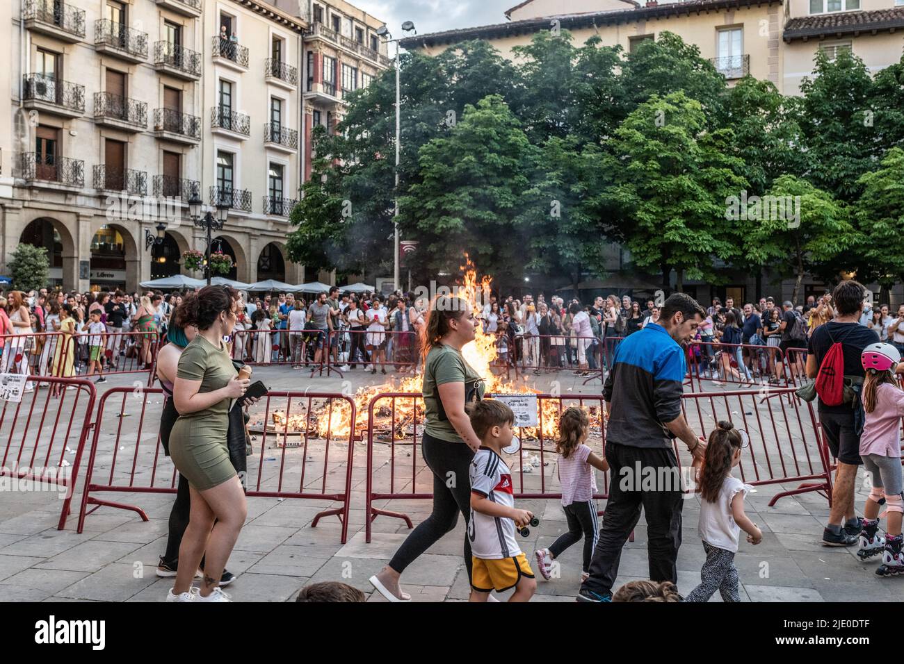 Nacht von San Juan, Logroño, La Jia, Spanien, 23. Juni, 2022. Feier der Lagerfeuer auf dem Marktplatz von Logroño nach der Pandemie von Covid. Stockfoto