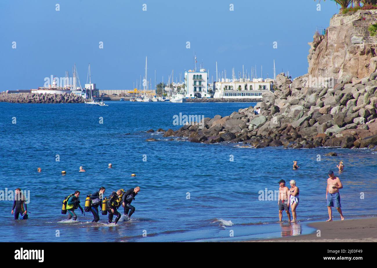 Taucher verlässt das Meer, im Hintergrund Puerto de Mogan, Taurito, Kanarischen Inseln, Spanien, Europa Stockfoto