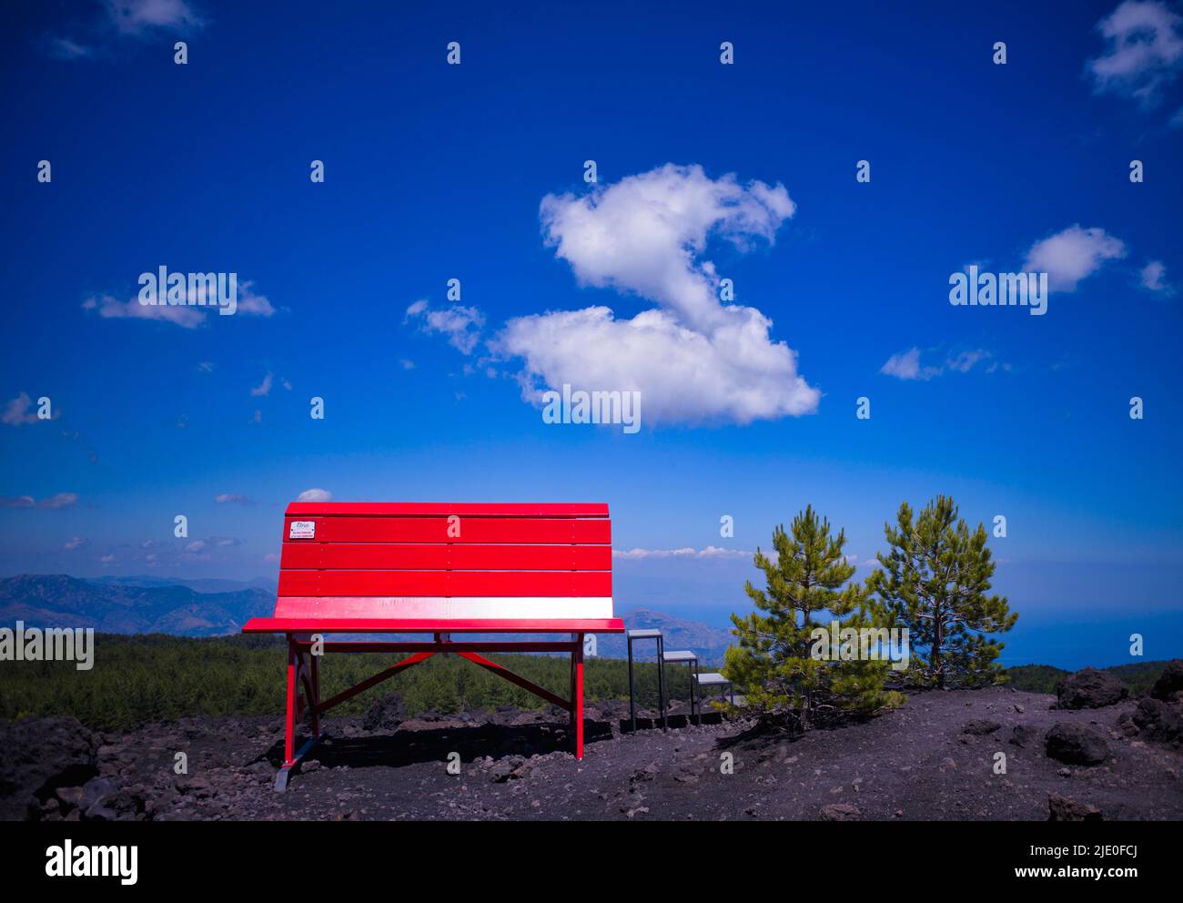 Riesige Rote Bank, Big Bench Community Project, Big Bench Number 200, Etna, Grande Panchina, Linguaglossa, Sizilien, Italien Stockfoto