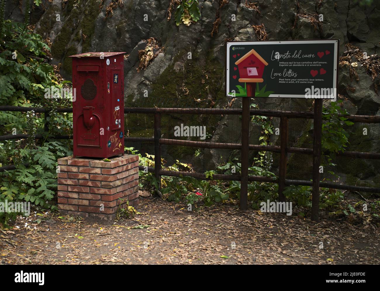 Schild und Briefkasten für Liebesbriefe, Gole dell' Alcantara River Park, Alcantara Schlucht, Sizilien, Italien, Europa Stockfoto