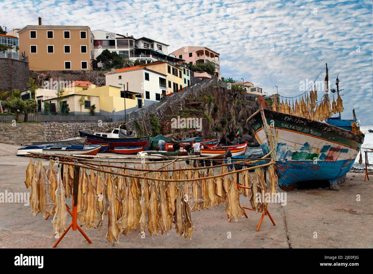 Stockfisch am Regal, Fischerboot, Häuser, Meer Baia de Camara de Lobos, Madeira, offiziell Autonome Region Madeira, Insel, Atantic Stockfoto