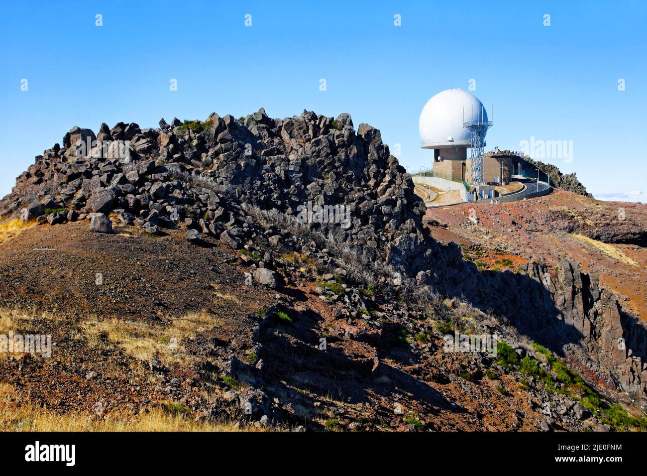 Portugiesische Luftverteidigungsradarstation der Luftwaffe auf dem Pico do Arieiro, 1818 Meter, dritthöchster Gipfel auf Madeira, offiziell Autonome Region Stockfoto